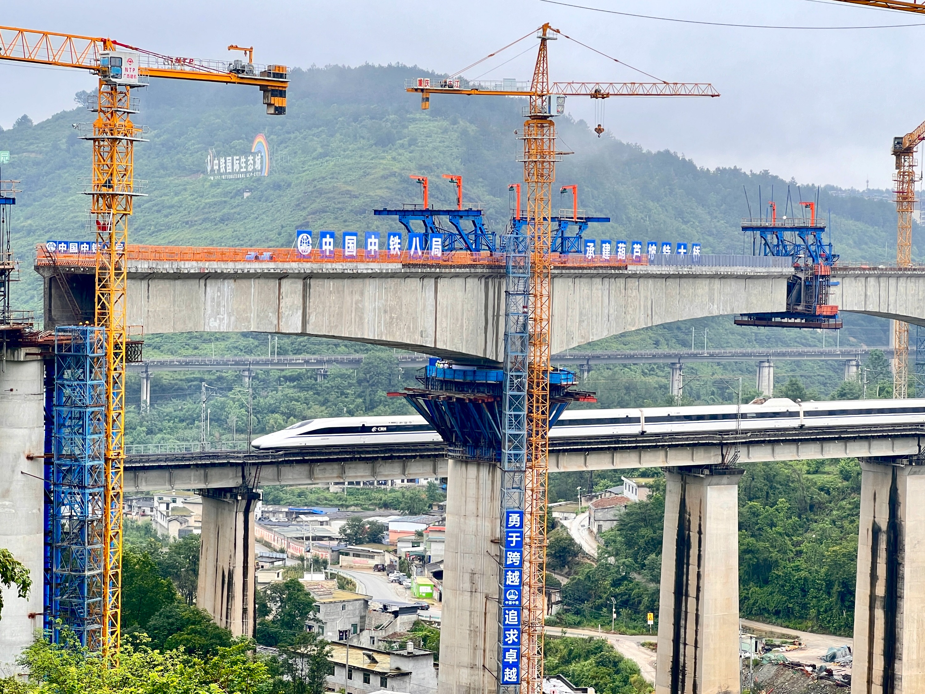 引入工程位于贵阳市双龙航空港经济区和贵安新区境内,分为双龙联络线