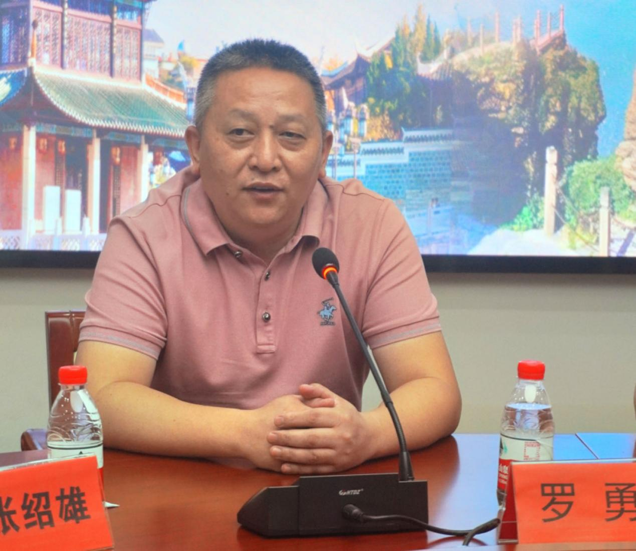 在揭牌座谈上,贵阳市铜仁商会会长罗勇详细介绍了贵阳市铜仁商会和