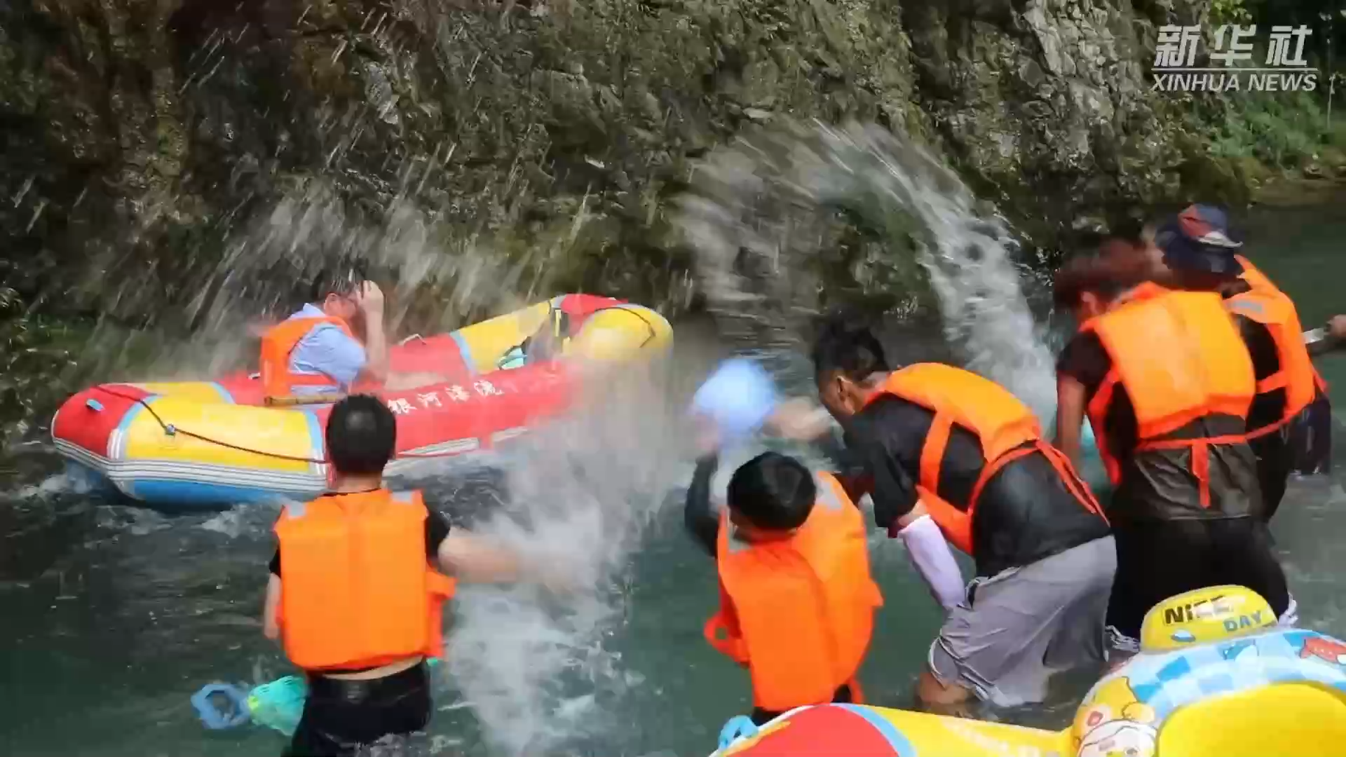 贵州桐梓：凉爽漂流带热“避暑经济”