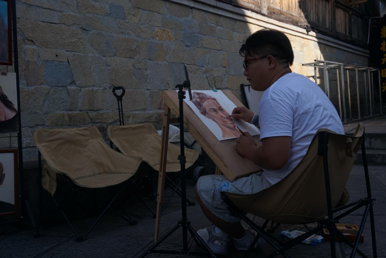 乡村振兴中的传媒力量|青岩古镇屋檐角落里的指尖艺术——街头肖像画
