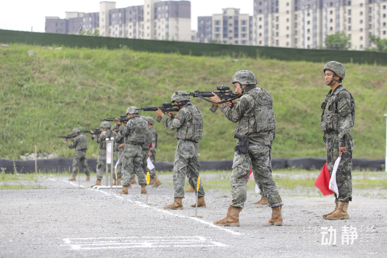 近日,武警贵州总队机动支队组织轻武器多课目连贯性实弹射击训练