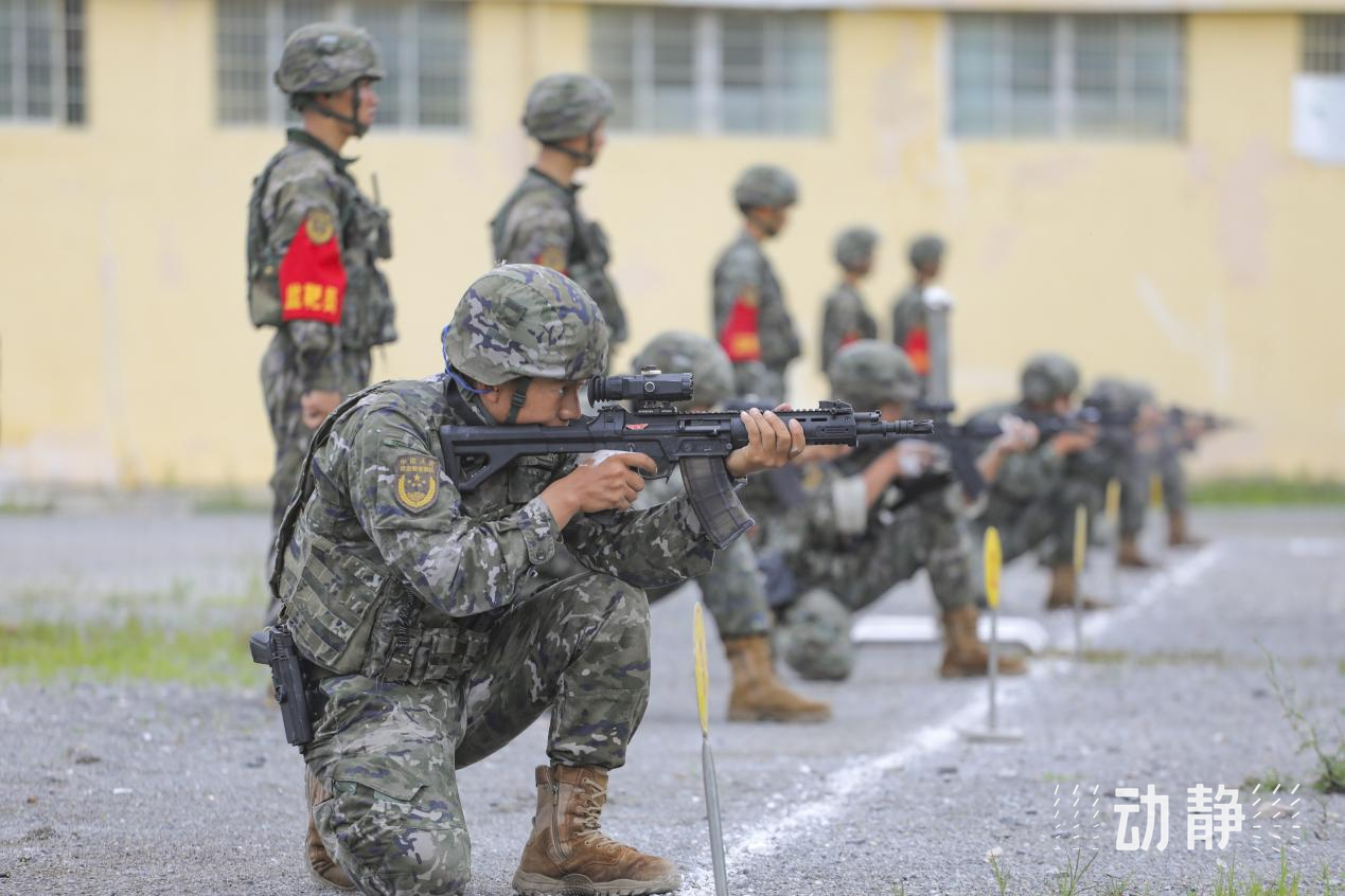 近日,武警贵州总队机动支队组织轻武器多课目连贯性实弹射击训练