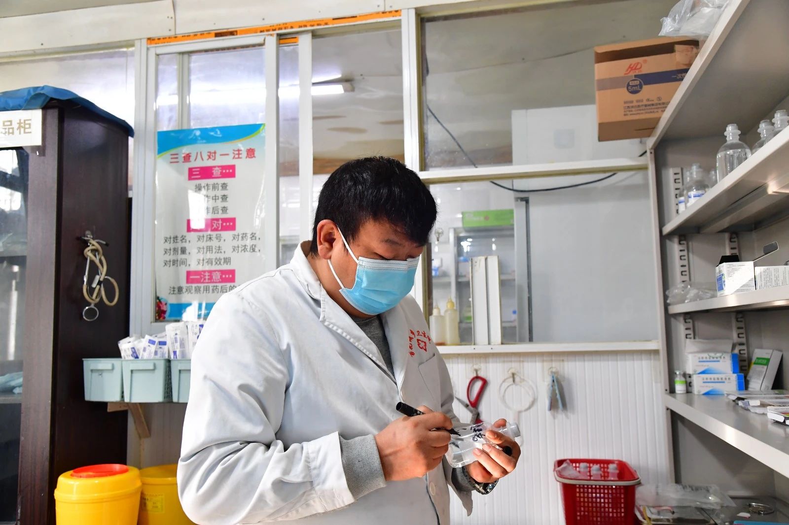 钟鑫在医务室配药“你知道村医的三件套是什么吗？是血压计、听诊器和体