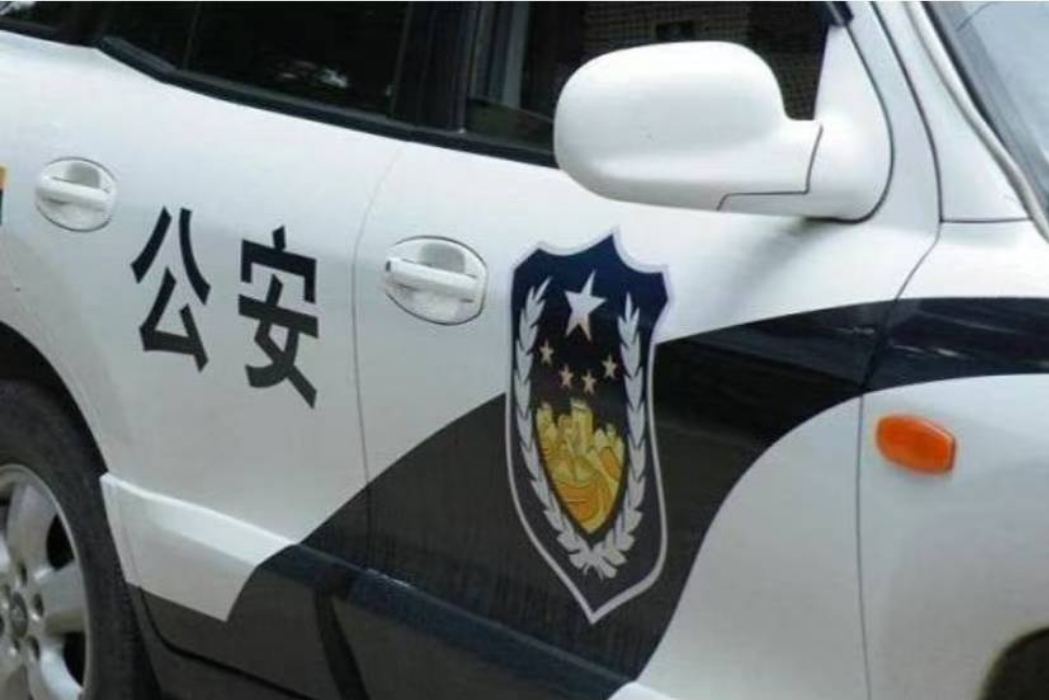 货车闯禁区并撞伤民警 苏州警方：司机已被控制