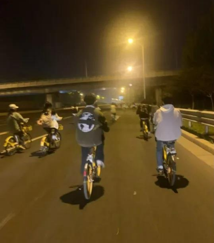 大学生“夜骑”火了！但有两件事必须注意