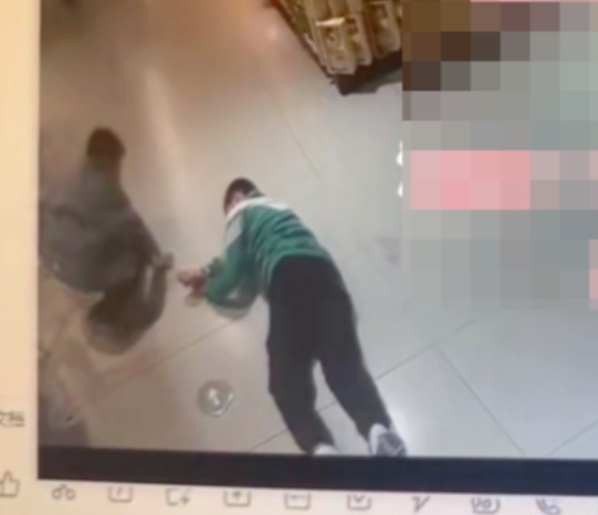 男孩在盒马摔倒无人扶？母亲愤怒砸店，盒马回应：双方仍未协商一致！门店曾称当时有工作人员询问情况