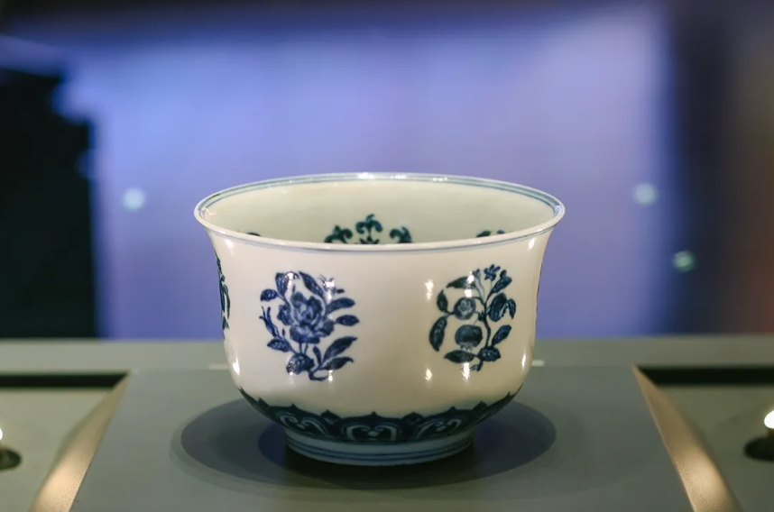 早安丨每天认识一件文物：青花什锦团花纹深腹碗