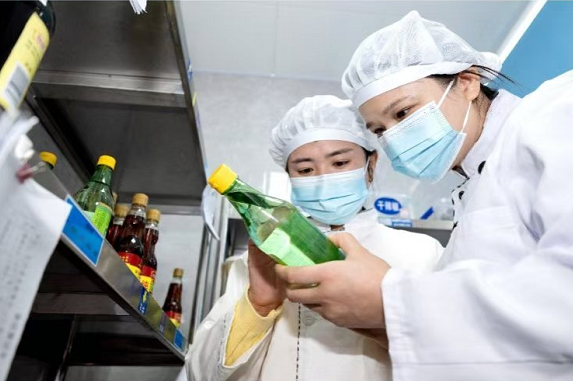 学校相关负责人要与学生同标准共用餐，浙江出台新规管理学校食堂