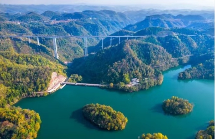 贵州百里杜鹃：初冬公路景如画