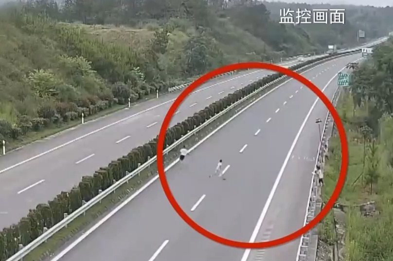 为捡烟盒蹿上高速公路！警惕未成年人玩“烟卡”上瘾