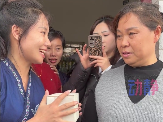 杨妞花回贵州探访寻亲家长，给他们送上礼物