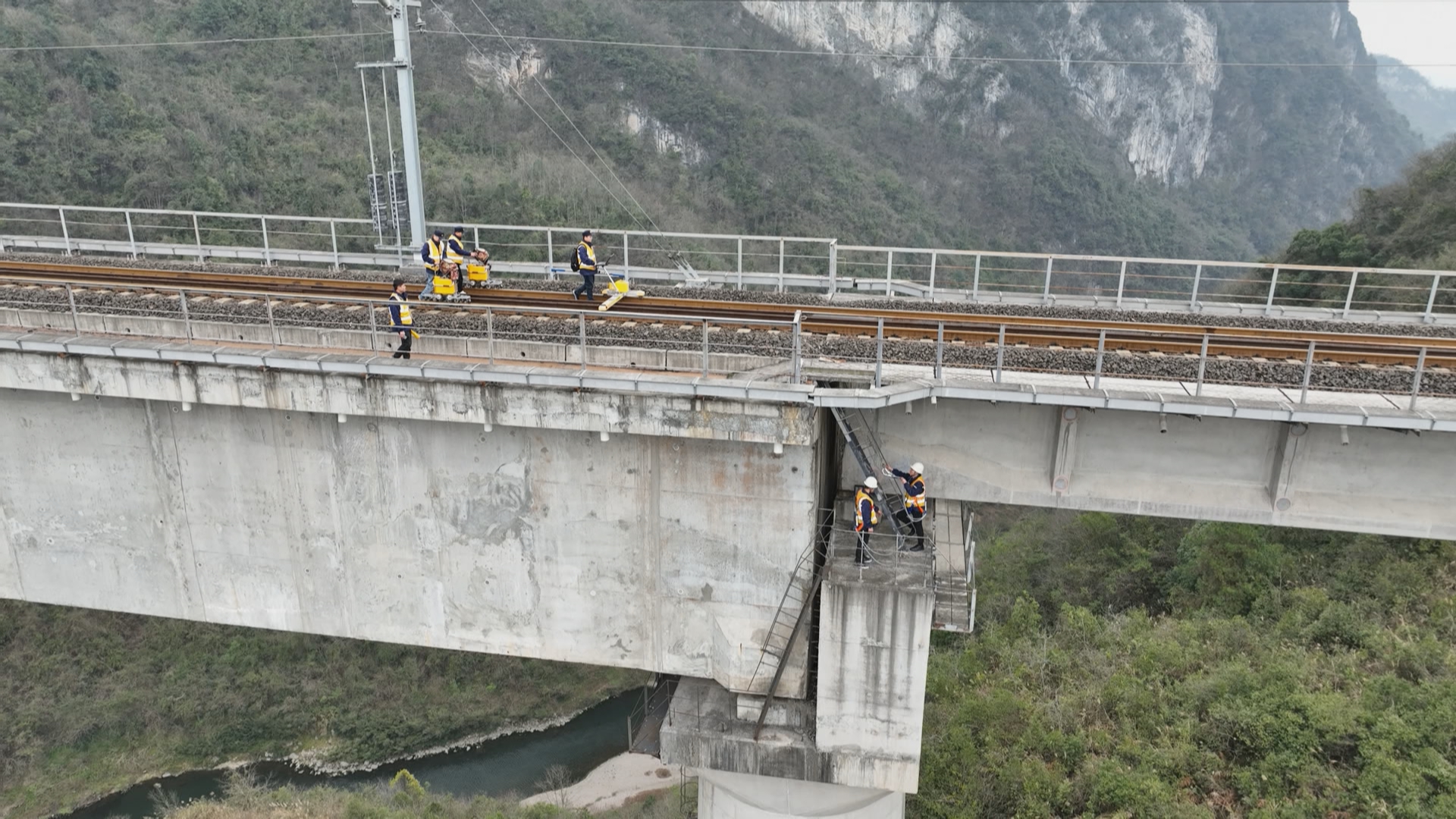 贵州新闻联播丨【新春走基层】安全运行1400天 瓮马铁路我来守护