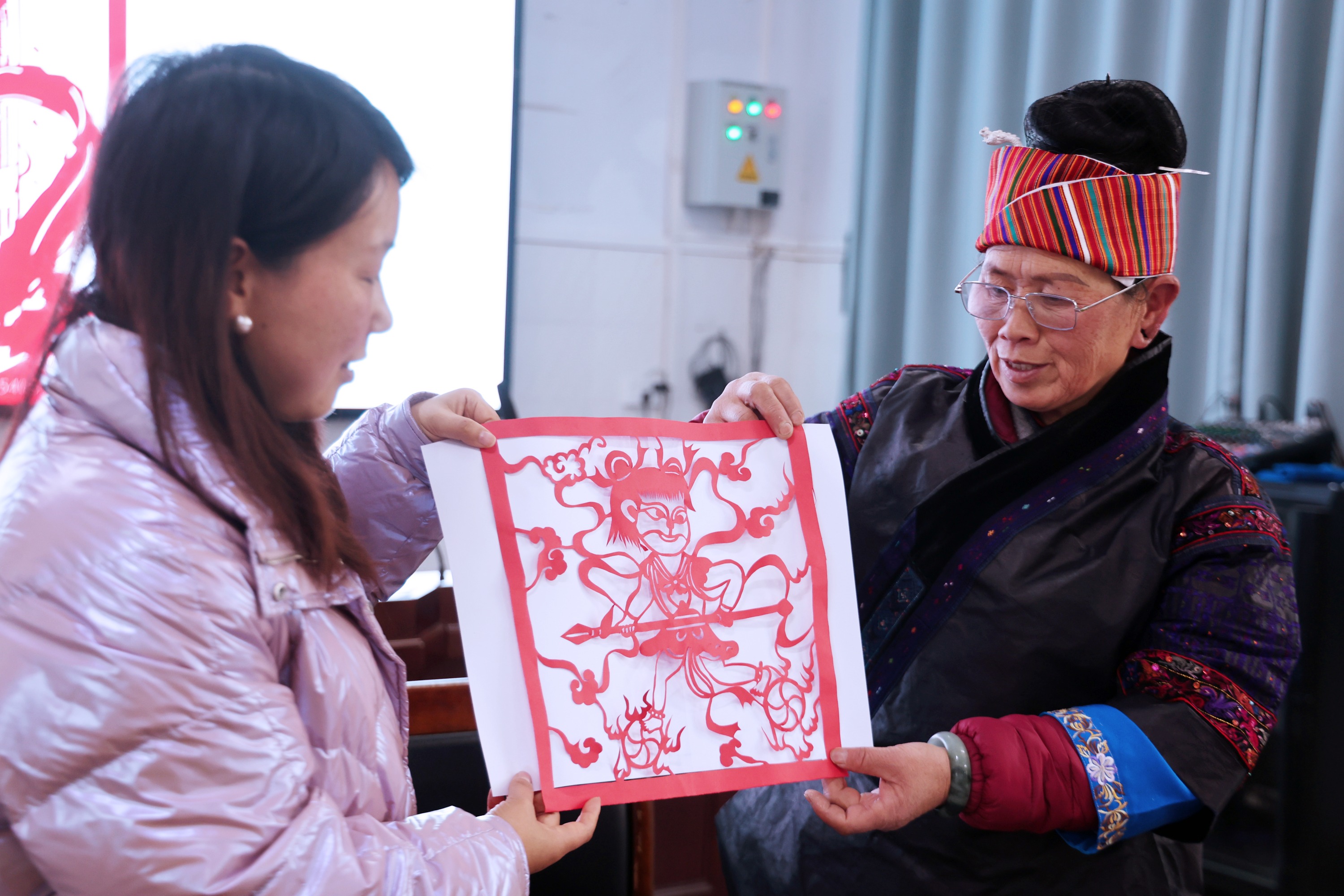 贵州施秉：非遗剪纸邂逅“哪吒” 点燃文化传承“新火焰”