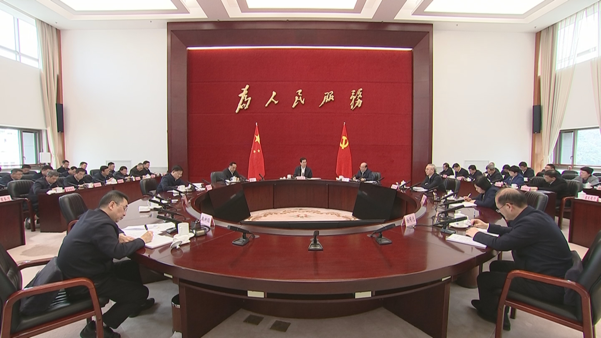 贵州新闻联播丨【牢记嘱托 展现新风采】李炳军主持召开省政府党组（扩大）会议 专题传达学习习近平总书记在贵州考察时的重要讲话精神 研究部署全省政府系统学习宣传贯彻工作
