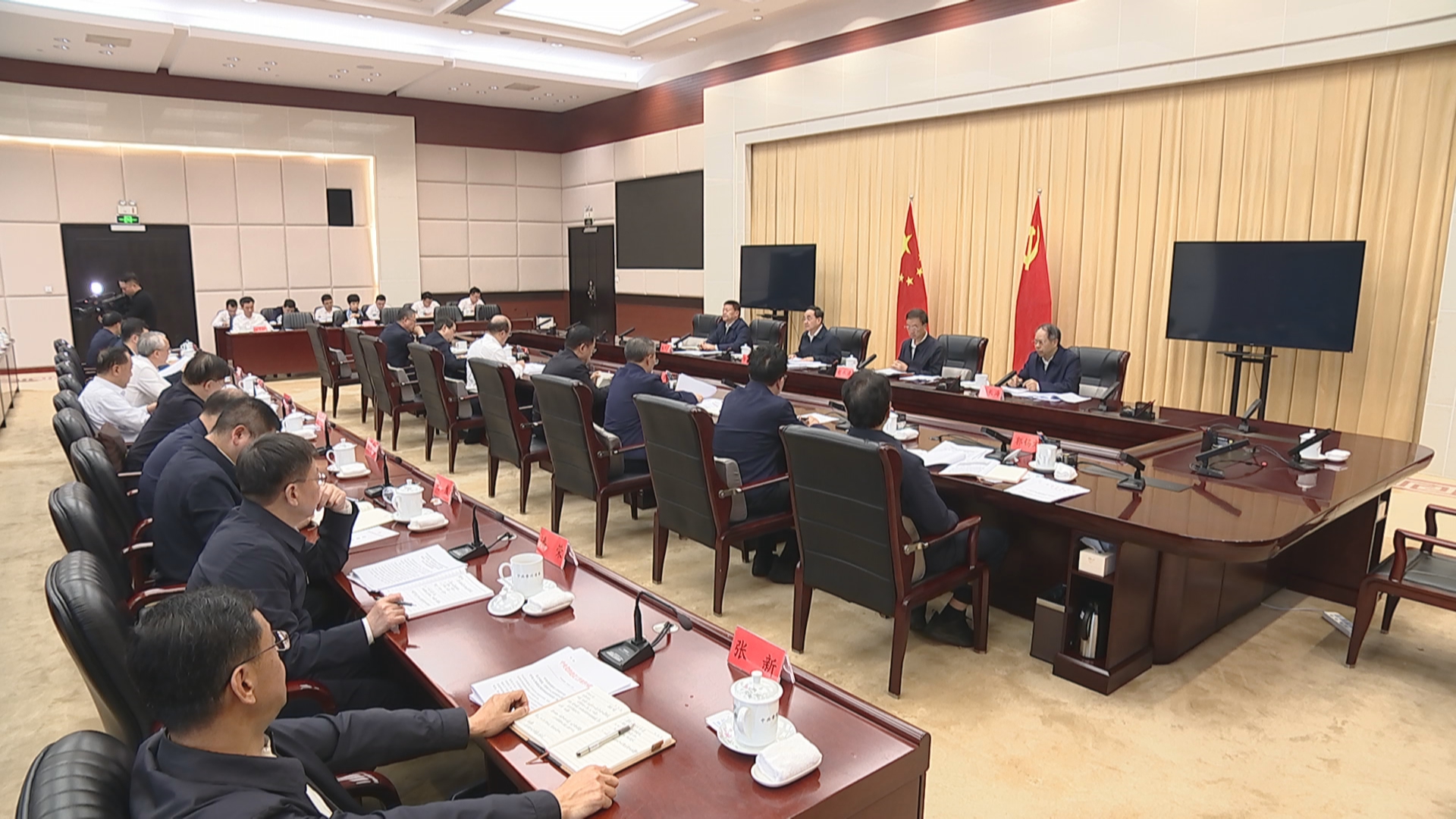 贵州新闻联播丨徐麟在省委理论学习中心组专题学习时强调 深学细悟笃行习近平总书记关于加强党的作风建设的重要论述 把作风建设成效转化为高质量发展实际成果
