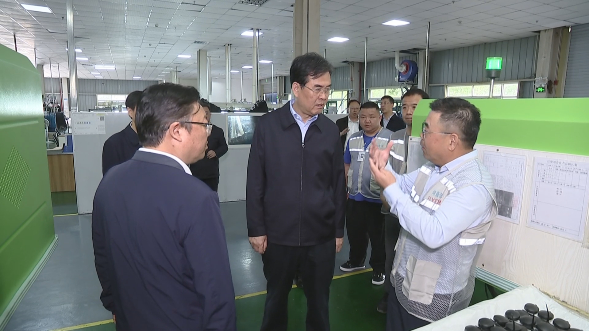 贵州新闻联播丨李炳军在黔南州宣讲调研时强调 加快培育各具特色的县域经济 大力提升城镇乡村和景区管理水平
