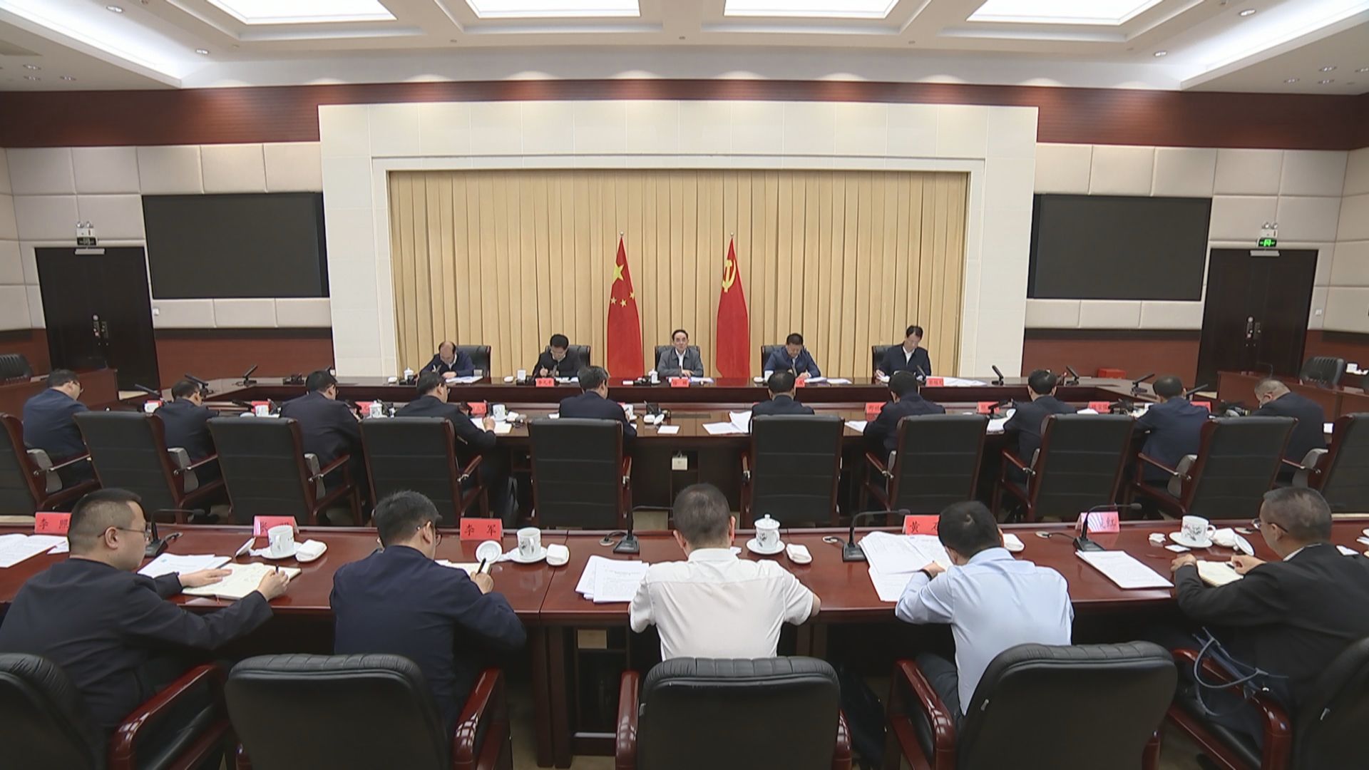 贵州新闻联播丨【牢记嘱托 展现新风采】徐麟主持召开专题会议强调 认真践行绿水青山就是金山银山理念 展现山清水秀绿色低碳的美丽贵州新风采