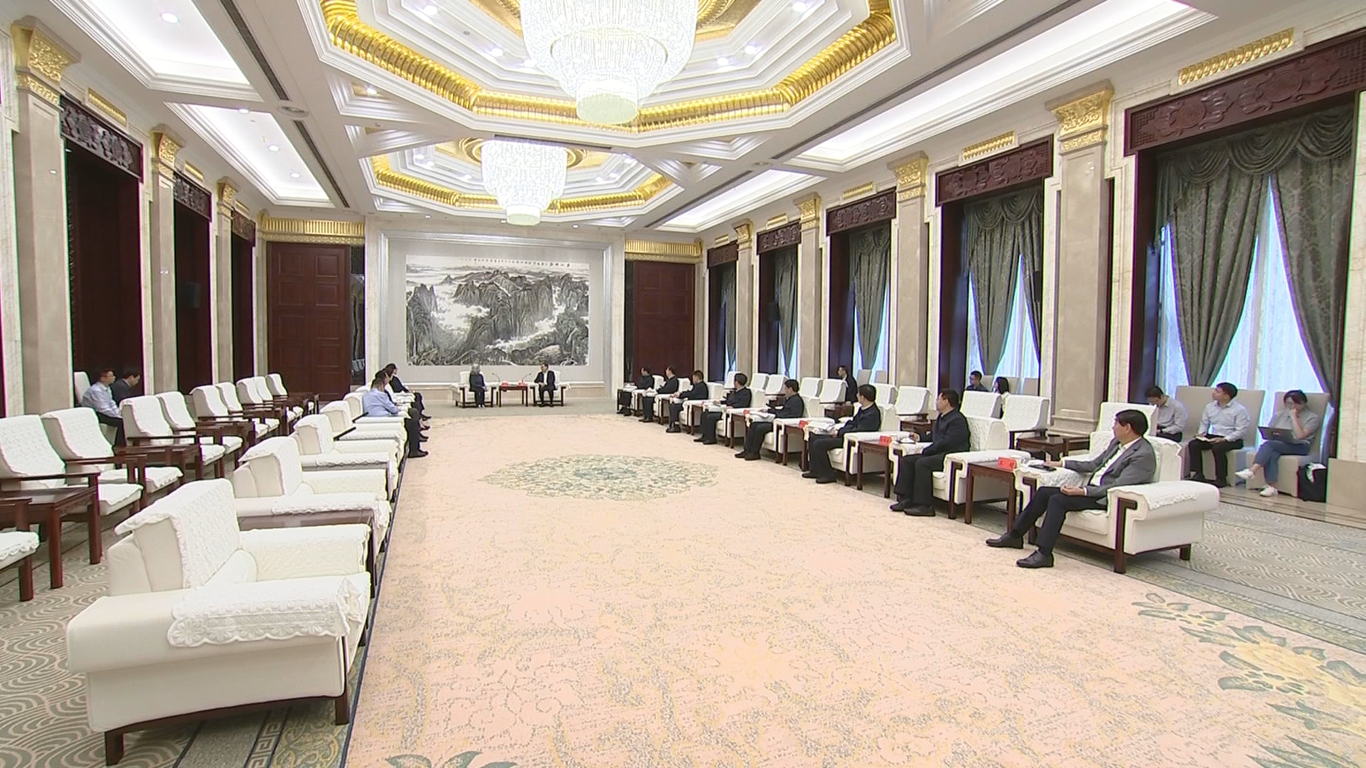 贵州新闻联播丨徐麟会见有关企业负责人
