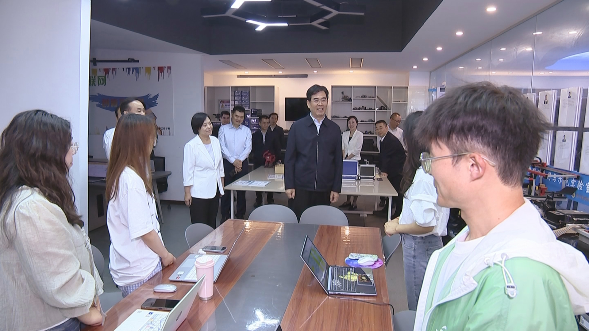 贵州新闻联播丨李炳军在贵州商学院贵州师范学院调研时强调 促进高校毕业生等青年就业创业 全力推动高等教育高质量发展