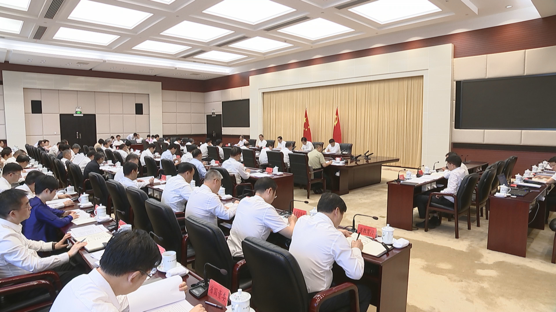 贵州新闻联播丨徐麟在省委理论学习中心组集中研讨会上强调 以高度政治自觉深入贯彻中央八项规定精神 扎实有效解决作风建设突出问题