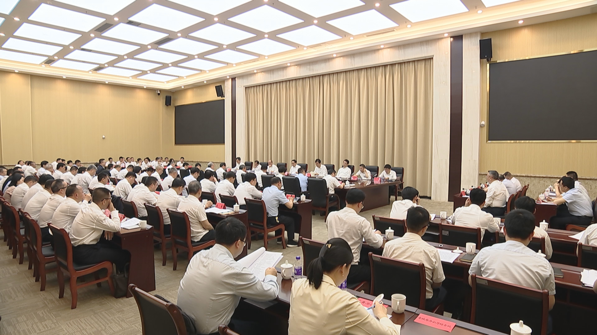 贵州新闻联播丨省委省政府召开贵安新区高质量发展座谈会 坚定不移沿着习近平总书记指引的方向奋勇前进 在展现贵州新风采中彰显国家级新区担当作为