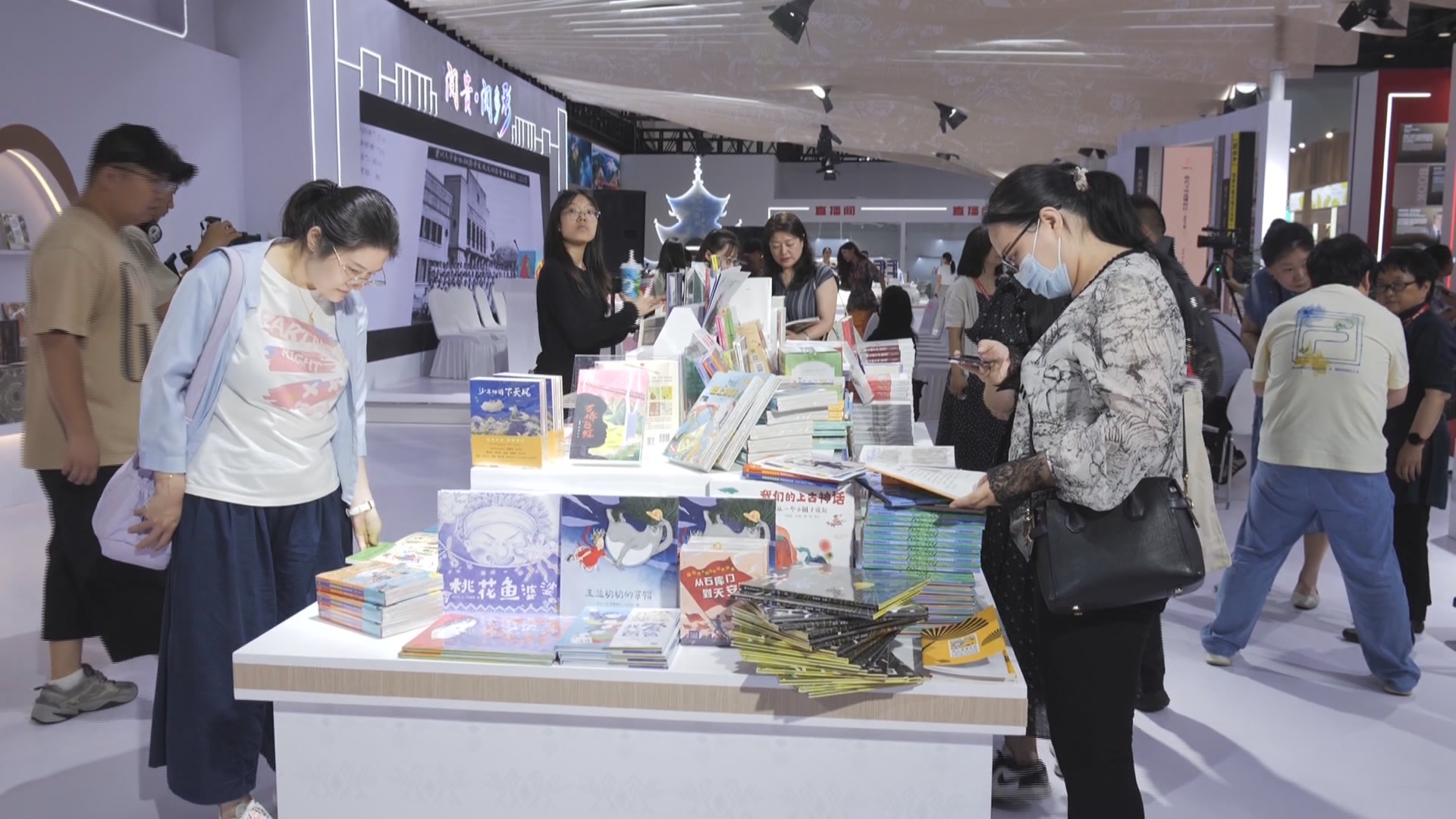 贵州新闻联播丨以书为媒 对话世界 黔版好书借图博会平台文化出海