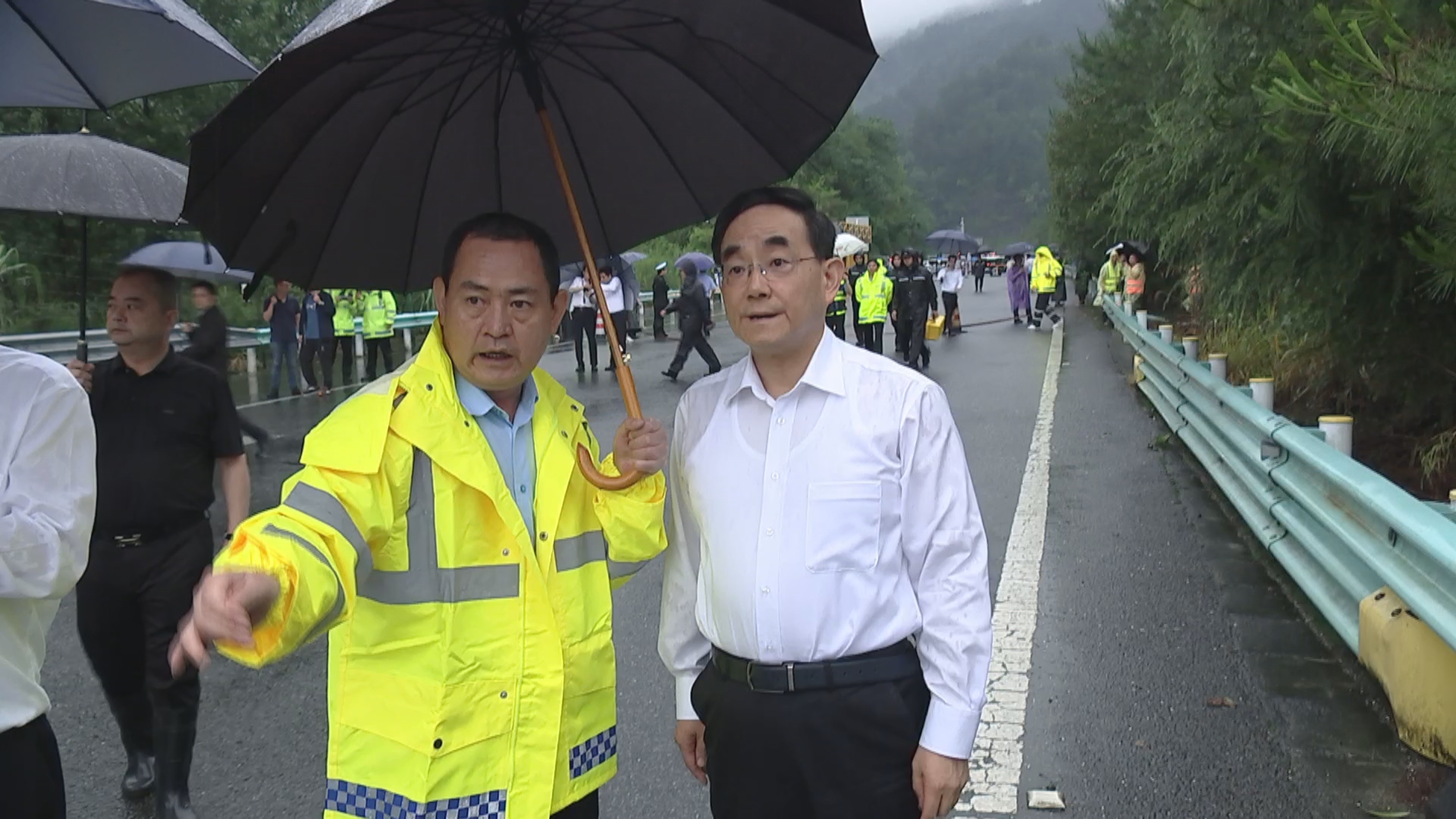 贵州新闻联播丨徐麟在黔南州黔东南州指挥防汛抢险救灾工作