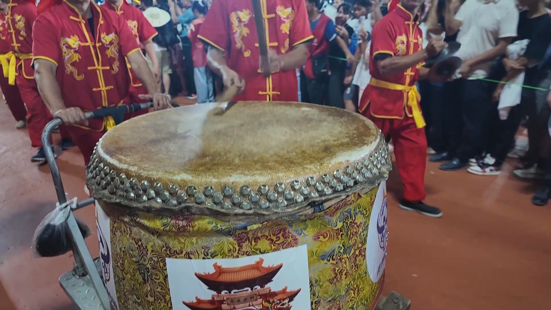 贵州新闻联播丨【感恩•雄起 贵州“超”力量！】敲出感恩与希望 龙泉井村大鼓重擂“村超”赛场
