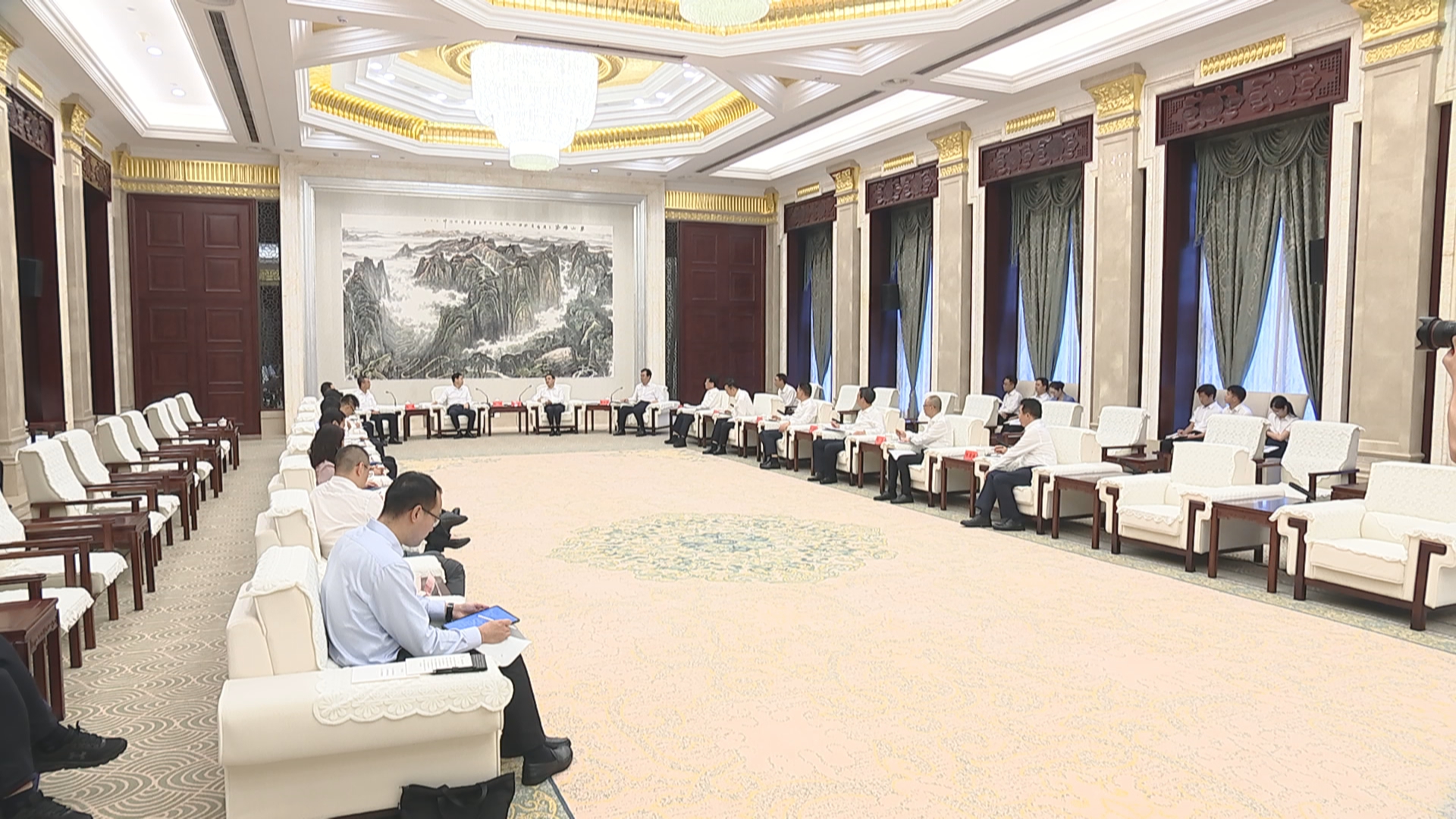 贵州新闻联播丨徐麟李炳军会见出席2025数博会的中国移动通信集团党组书记董事长杨杰