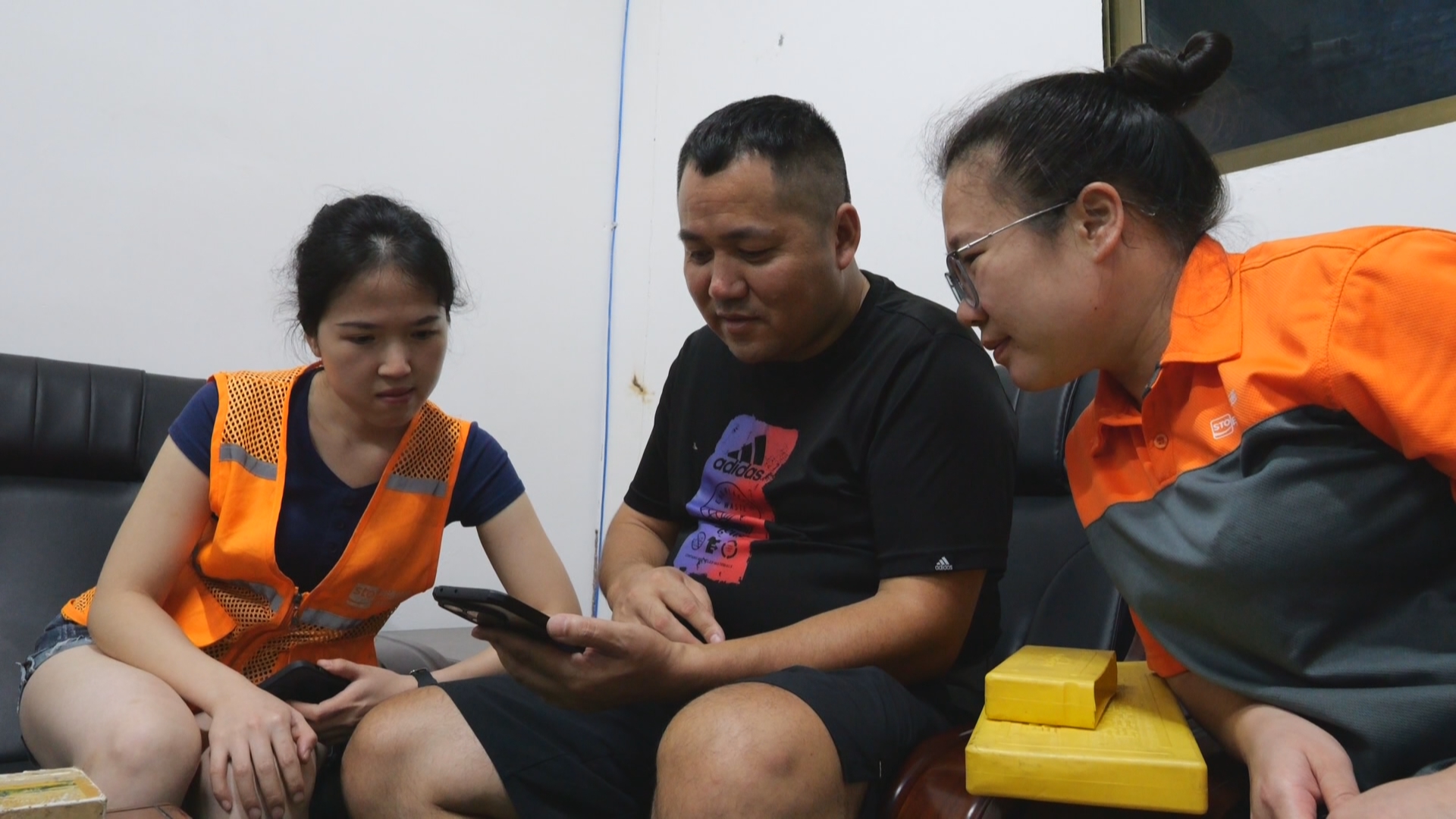 贵州新闻联播丨【抢险救灾•先锋力量】从江司机梁足良：桥塌现场勇设障 热心善举暖人心