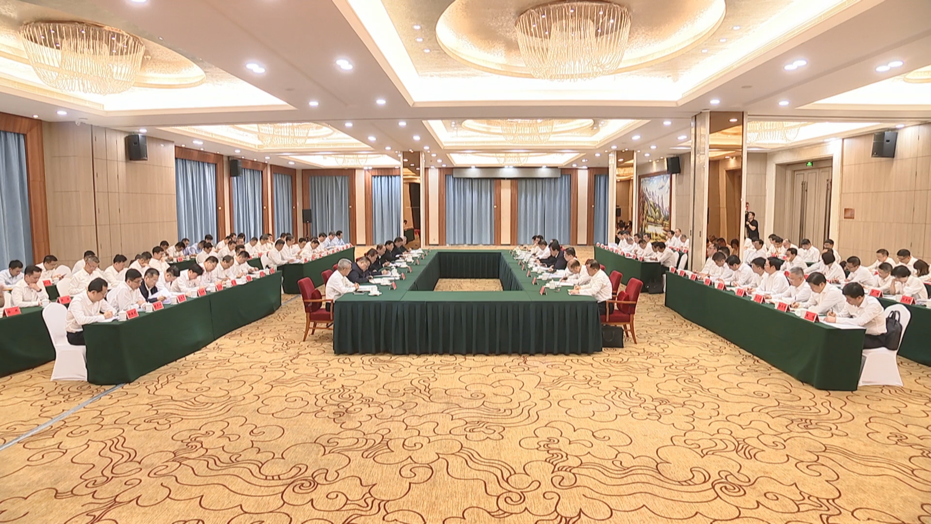 贵州新闻联播丨广东省党政代表团来我省考察并举行粤黔东西部协作联席会议 深入贯彻习近平总书记关于深化东西部协作重要指示精神 在中国式现代化进程中携手开创粤黔高质量合作共赢新局面