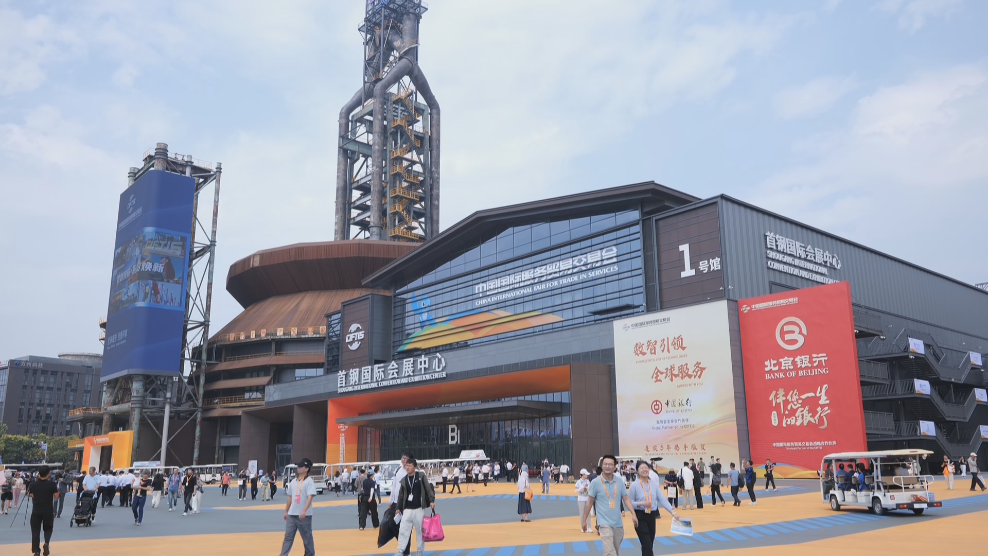 贵州新闻联播丨贵州“新名片”闪耀服贸会 全球首款刺梨游戏 百米级光伏支架  边缘云平台加速“出海”