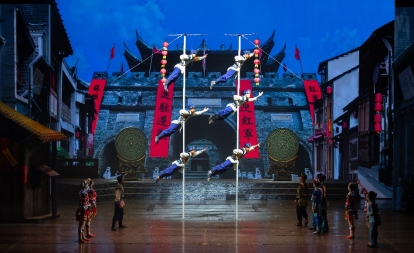 图片包含 建筑, 户外, 桌子, 街道

AI 生成的内容可能不正确。