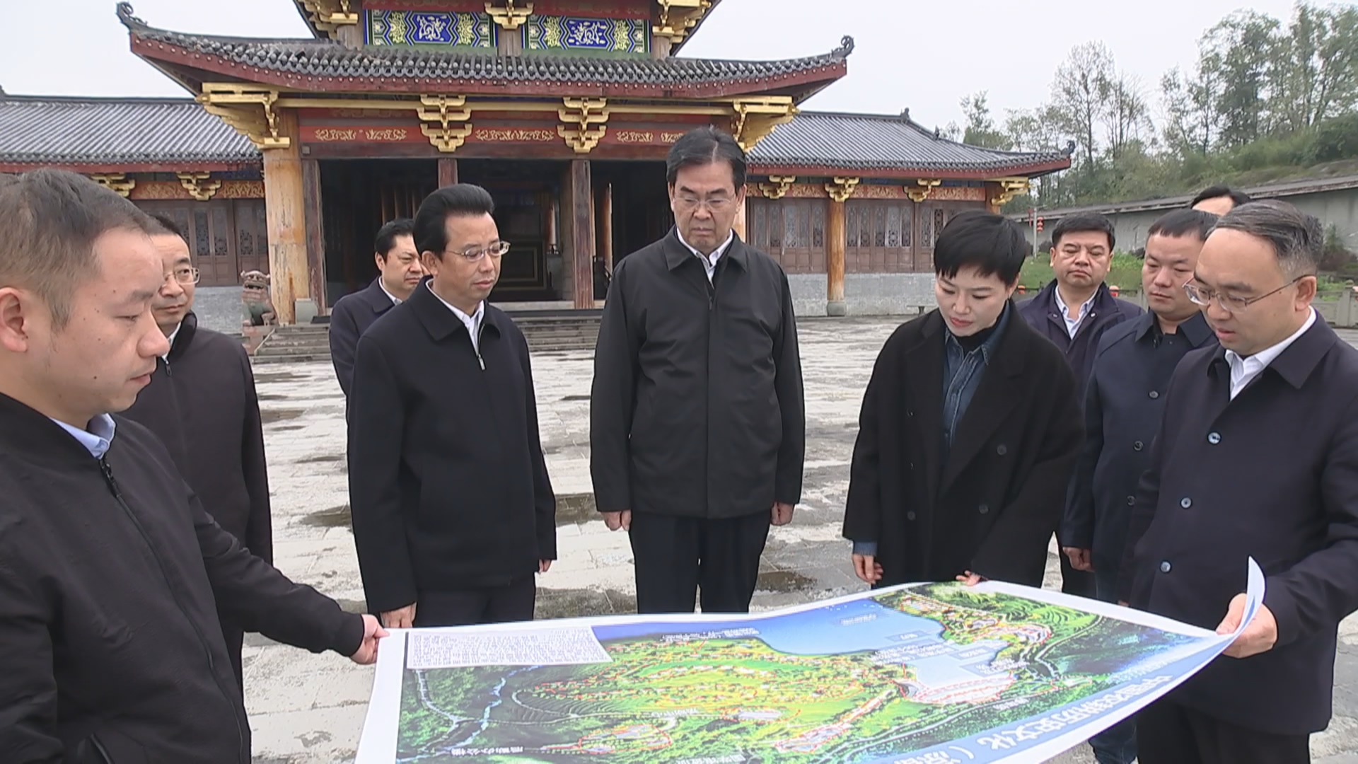 贵州新闻联播丨【学习贯彻党的二十届四中全会精神】李炳军在六盘水市宣讲党的二十届四中全会精神并调研时强调 认真贯彻落实党的二十届四中全会部署 加快建设现代化产业体系培育壮大新质生产力