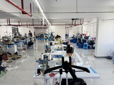 人在厨房里工作
AI 生成的内容可能不正确。