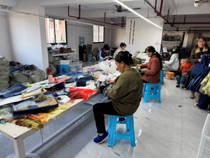 一群人在厨房里工作
AI 生成的内容可能不正确。