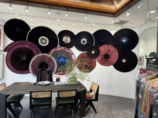 图片包含 室内, 桌子, 电脑, 书
AI 生成的内容可能不正确。