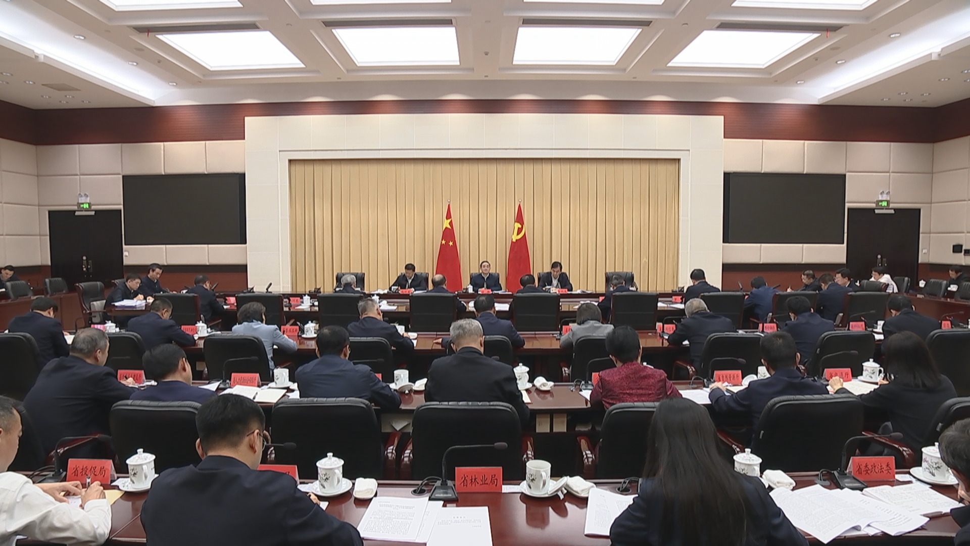 贵州新闻联播丨【学习贯彻党的二十届四中全会精神】省委召开专题会议 深入学习贯彻党的二十届四中全会精神 研究谋划我省“十五五”规划编制工作