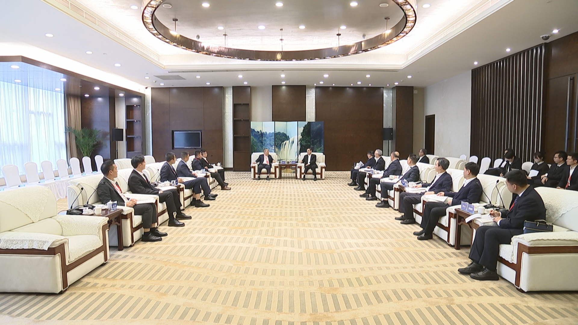 贵州新闻联播丨徐麟分别会见广东省工商联主席 研祥高科技控股集团董事局主席陈志列和比亚迪执行副总裁 弗迪电池公司董事长何龙