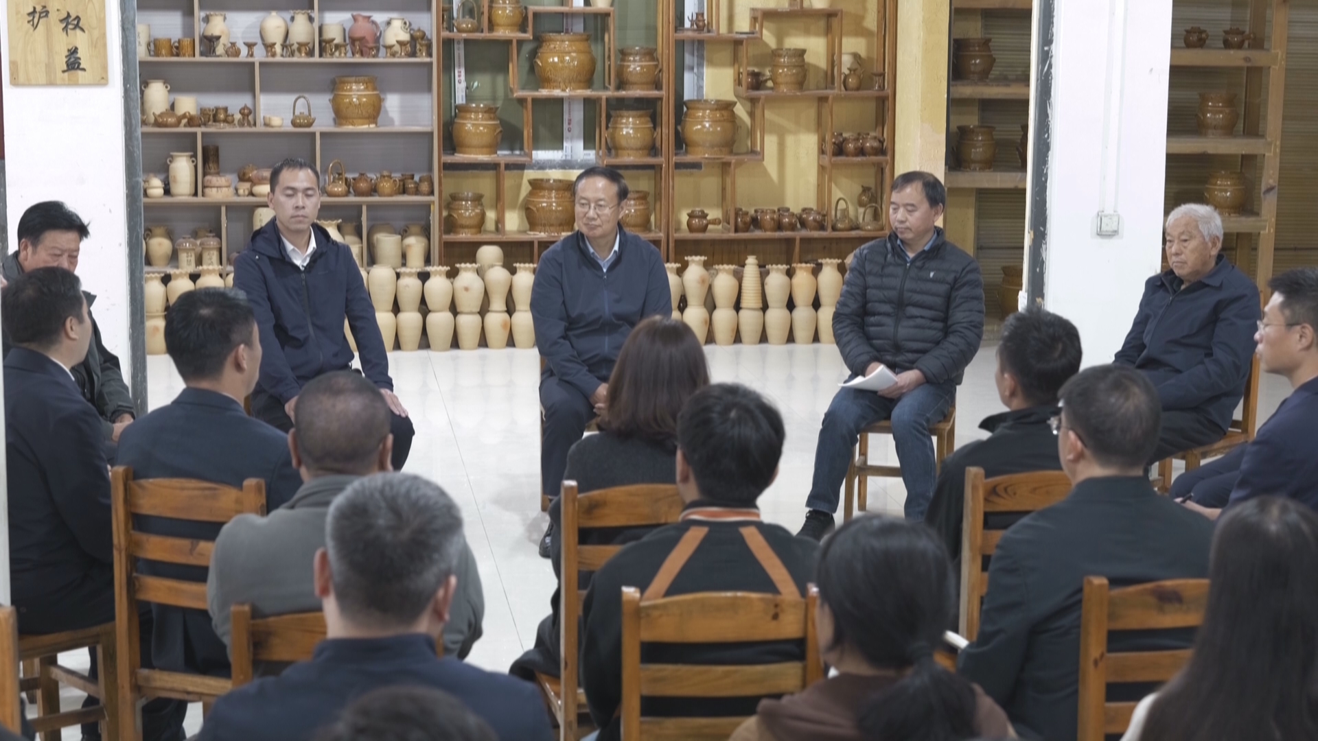 贵州新闻联播丨【学习贯彻党的二十届四中全会精神】围坐陶艺小馆 共话乡村发展 中央宣讲团走进花茂村宣讲党的二十届四中全会精神