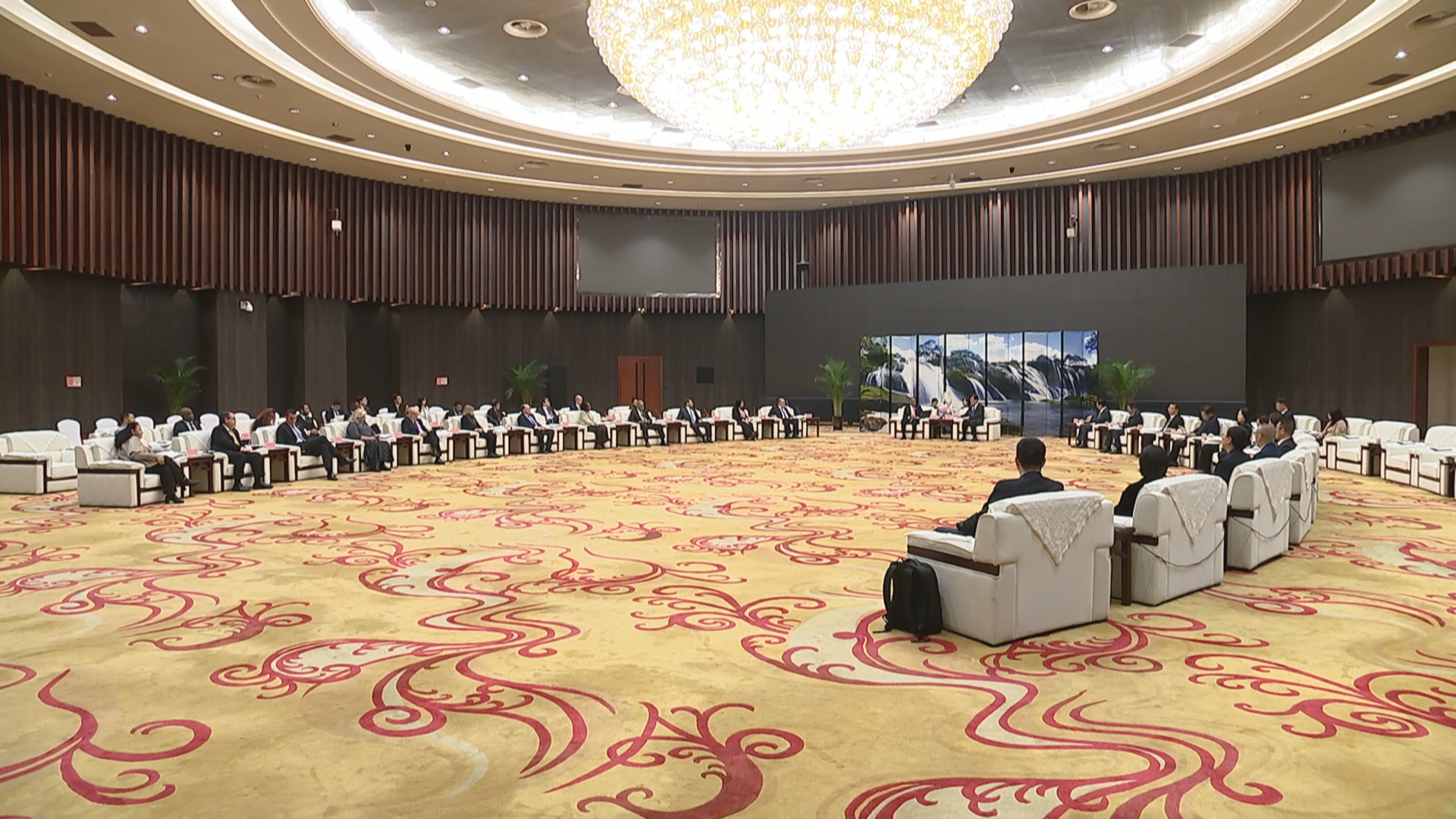 贵州新闻联播丨李炳军会见拉美和加勒比国家驻华使节代表团