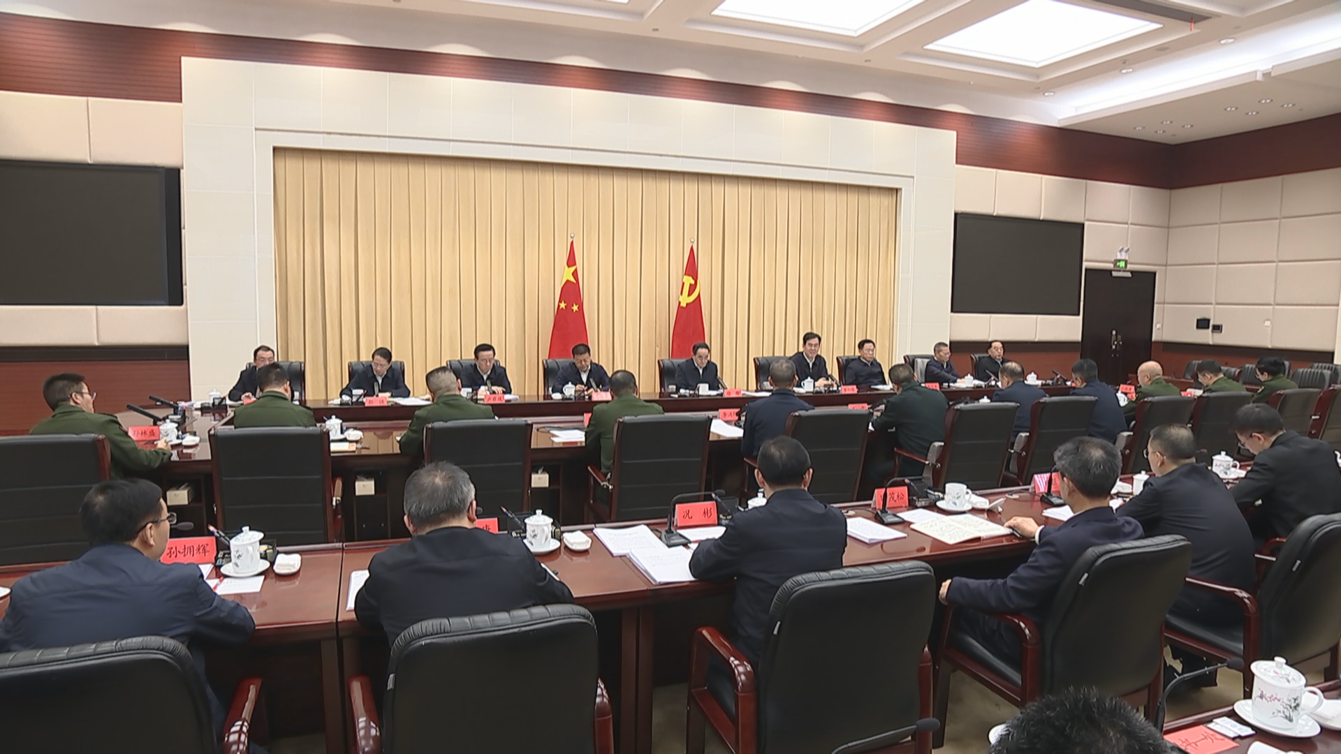 贵州新闻联播丨2025年度省委议军会议在贵阳召开 坚持不懈用习近平强军思想凝心铸魂 奋力推动贵州党管武装和国防动员工作高质量发展