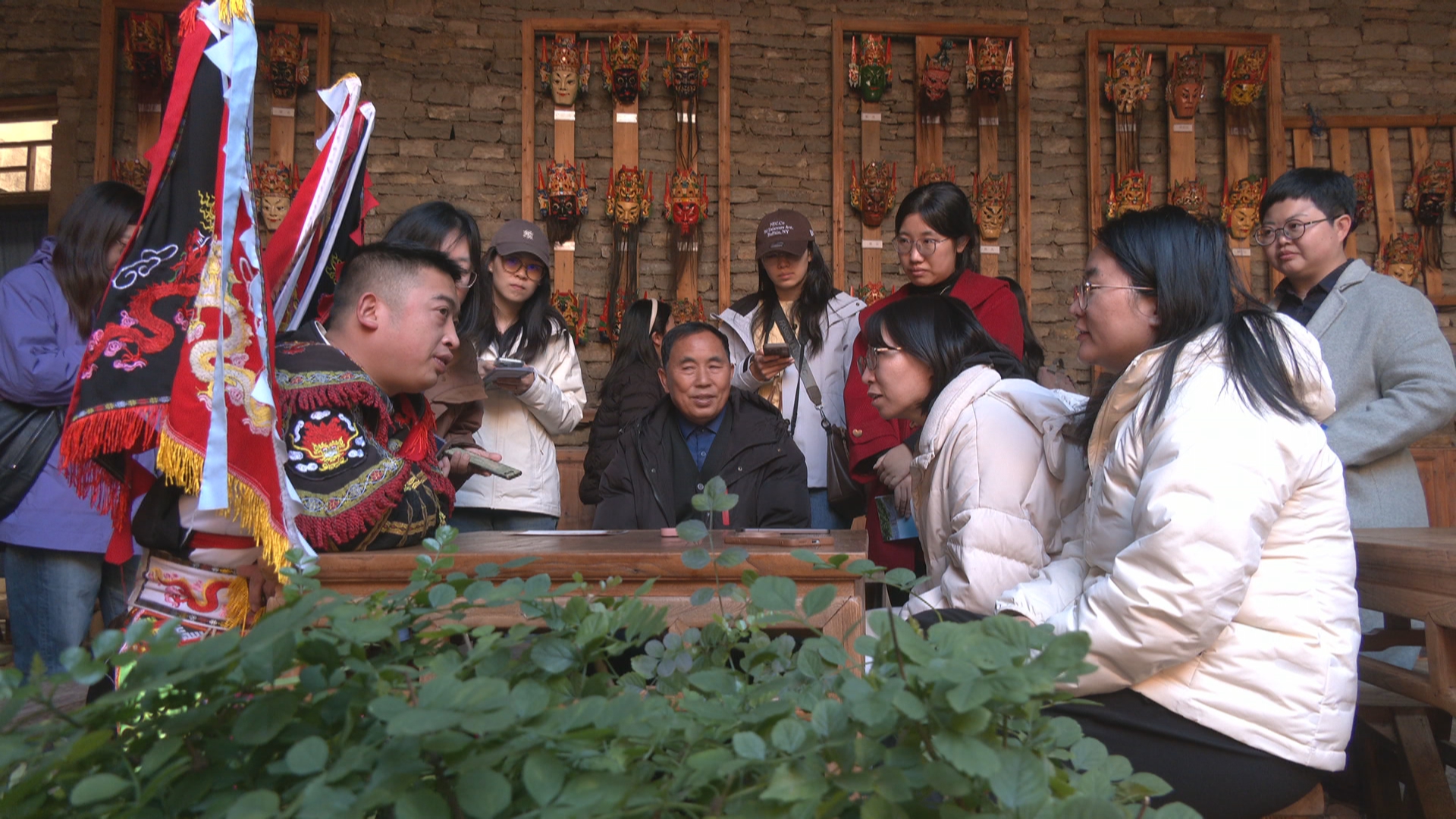 贵州新闻联播丨50多名中央和全国性行业媒体青年编辑记者来黔采风 深入一线走访调研 记述贵州发展故事