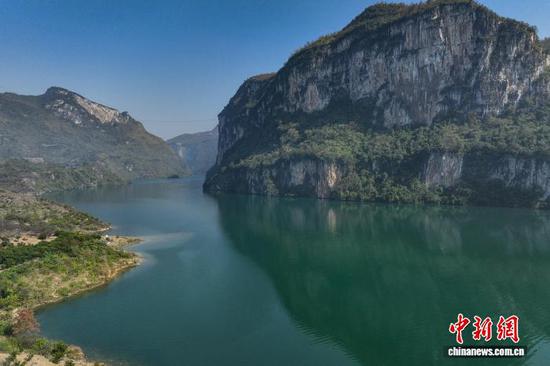 11月26日，航拍贵州黔西马路河大峡谷初冬景美。 记者 瞿宏伦 摄