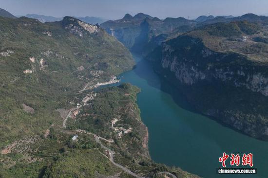 11月26日，航拍贵州黔西马路河大峡谷初冬景美。 记者 瞿宏伦 摄