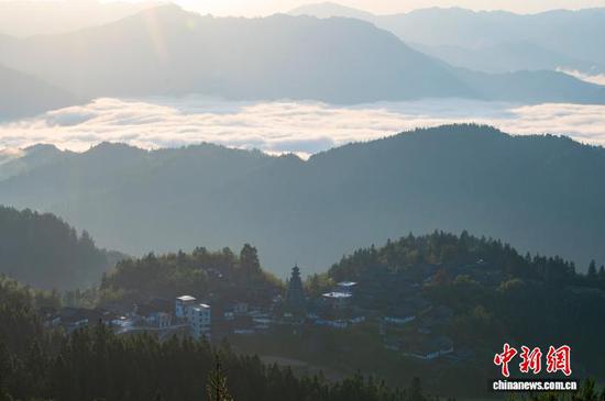 图为11月25日在天鹅山拍摄的云海景观。吴德军 摄