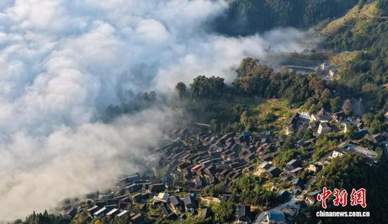 图为榕江县摆贝村“云上苗寨”景观。(无人机照片)尹刚 摄