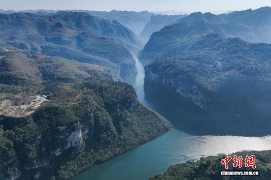 11月26日，航拍贵州黔西马路河大峡谷初冬景美。 记者 瞿宏伦 摄