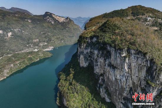 11月26日，航拍贵州黔西马路河大峡谷初冬景美。 记者 瞿宏伦 摄
