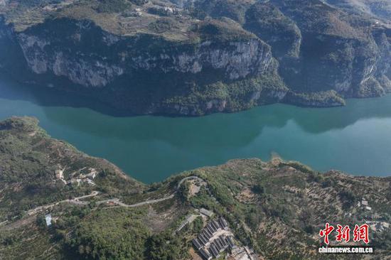 11月26日，航拍贵州黔西马路河大峡谷初冬景美。 记者 瞿宏伦 摄